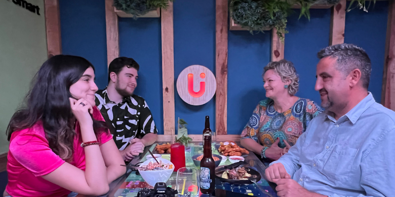 Celebraciones especiales en grupo en NÜA Smart Restaurant con mesas inteligentes